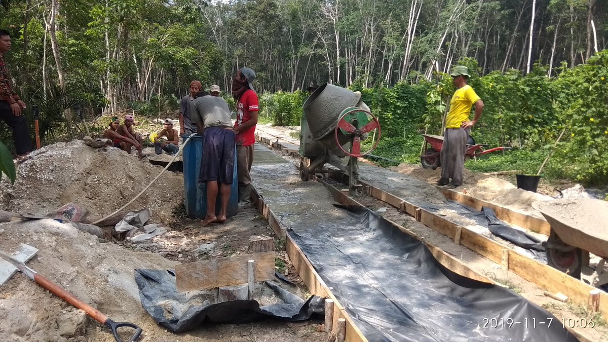 Darmisih9's tweet photo. Pembangunan rabat beton jalan pertanian untuk peningkatan perekonomian masyarakat
#DesaSurga
@jokowi 
@halimiskandarnu 
@anwsanusi 
@imansyukri 
@fachrilabalado 
@taufikmadjid71 
@TppiTebo https://t.co/WdPa1SKoy3