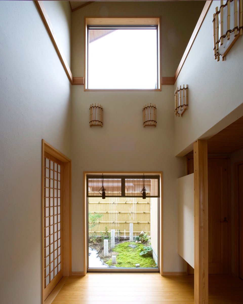 nihonhouse_hd's tweet photo. 現代的なすっきりした「和」のデザインに機能性を融合させた住まい。
吹き抜け、北側の窓から注ぎ込む光がお客様をお迎えします。
#日本ハウスHD #東日本ハウス #檜 #日本の檜 #檜の家 #ていねいな家づくり #注文住宅 #施工事例 #平屋 #ライフスタイル #マイホーム #住人十色 https://t.co/o710gfmYsf