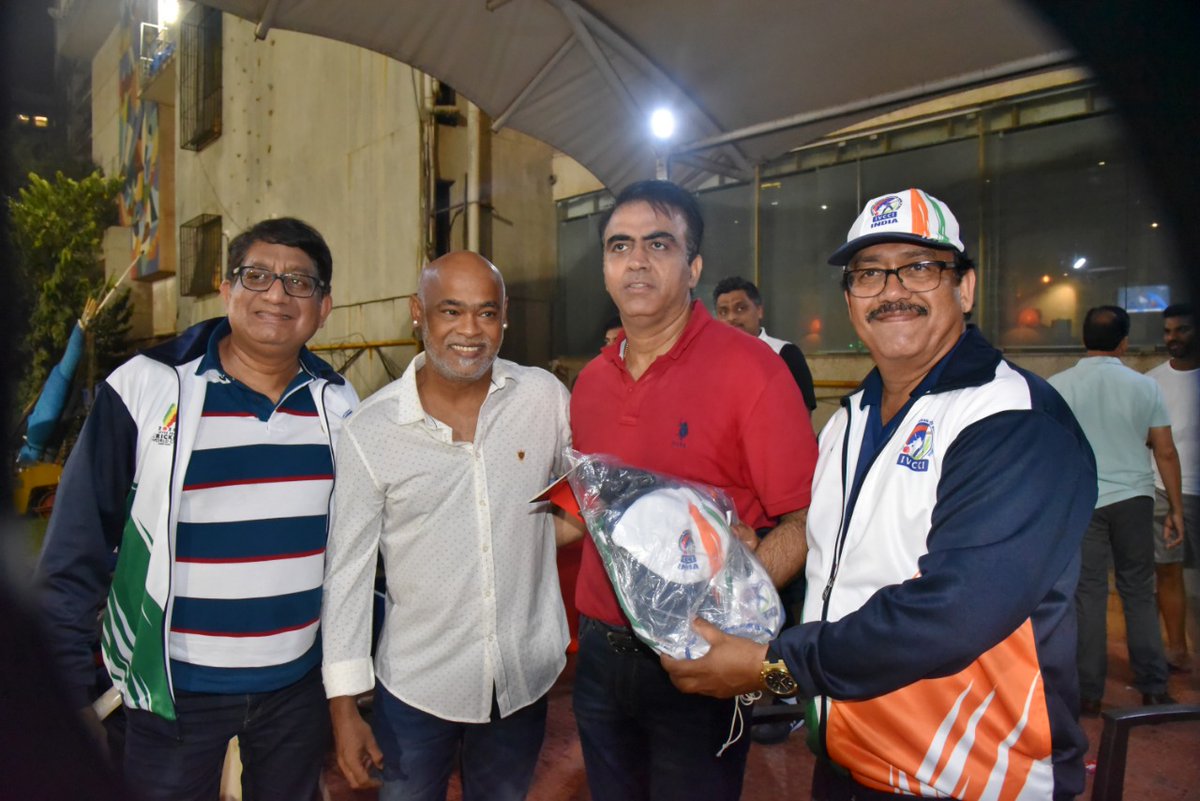 Indiaover50's tweet photo. Latest updates from the ground...📣📣

Celebrity meet at the Khar gymkhana with IVCCI team🤩🤩

#vinodkambli #cricketer #india #cricket #cricketmatch #cricketfans #khargymkhana #cricket_fever #cricketlife #cricketlovers #ivcci #2k19 https://t.co/2dsjLw5smc