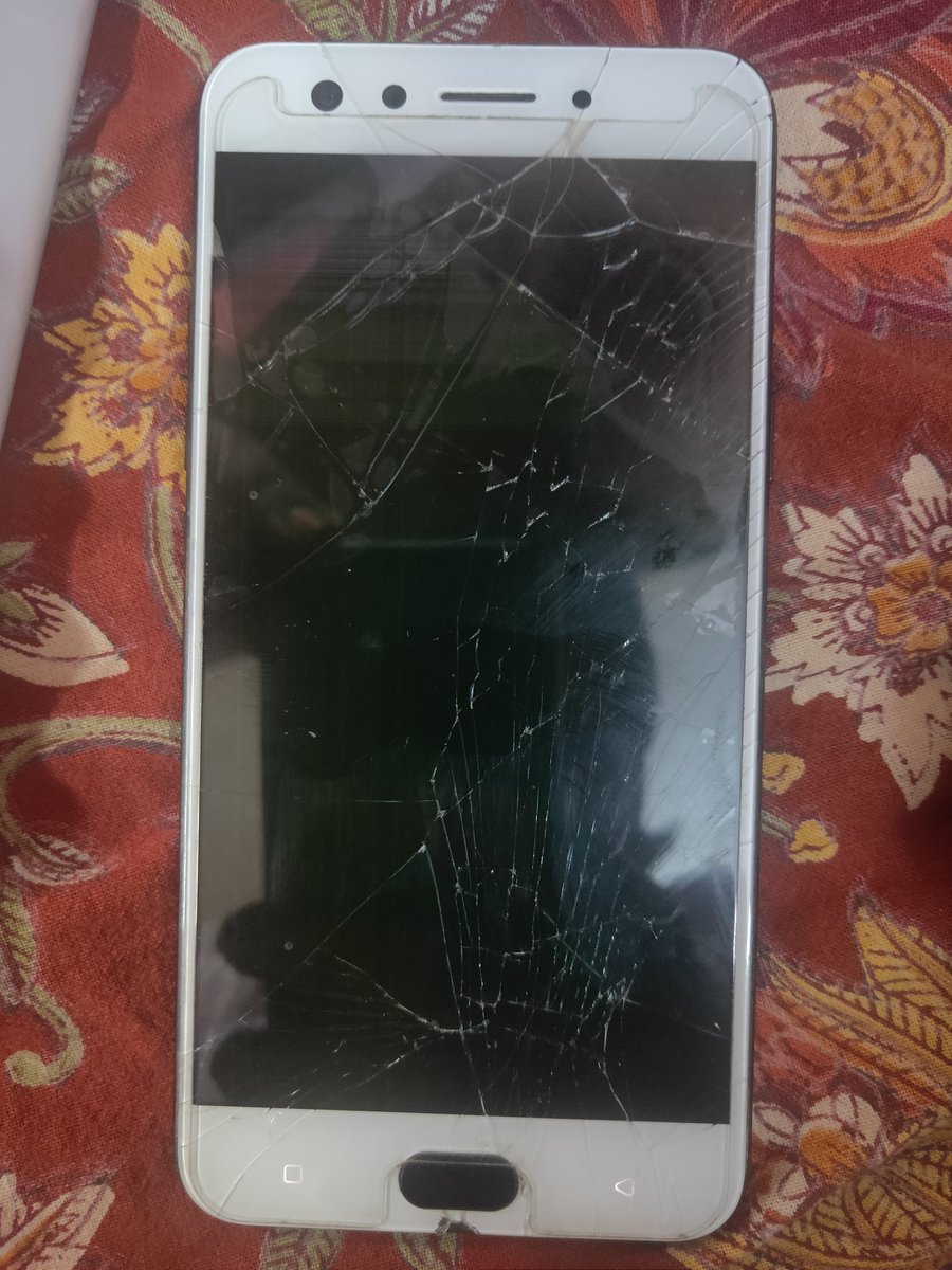 Sitanshu_Khanna's tweet photo. @geekyranjit Hello Ranjit Sir my father's phone screen got cracked and it's internal display is showing multiple colors so should I repair it ? or should I buy new phone? #AskRanjit pls reply https://t.co/CkmOfTwnE2