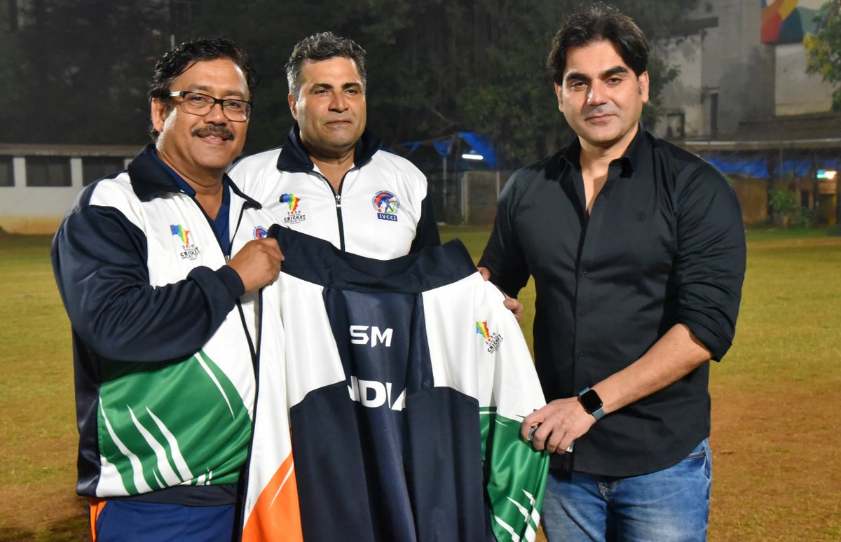 Indiaover50's tweet photo. Dabangg3🤩 star celebrity Arbaaz Khan supports &amp; promotes cricket. He meets all ivcci players at Khar Gymkhana.🥳😀

#arbazkhan #celebrity #bollywood #actor #arbaaz #india #cricketmatch #cricketfans #khargymkhana #cricket_fever #cricketlife #cricketlovers #ivcci #2k19 https://t.co/rgIc8zlGmg