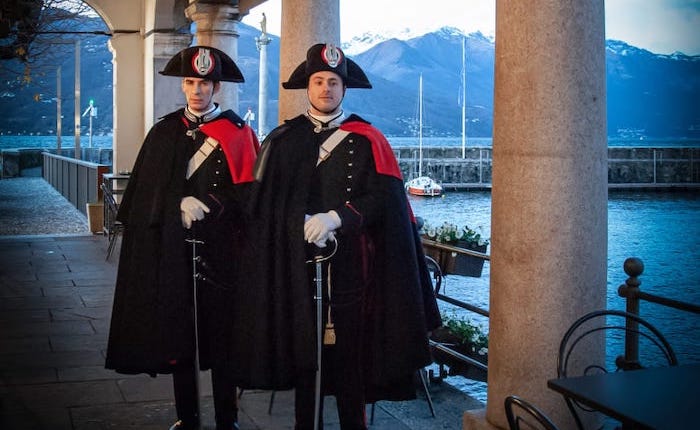 #Natale, i #carabinieri in Grande Uniforme Speciale nel centro di #Luino. Li avete visti? Tanti bambini incuriositi hanno voluto fare una foto con loro🎄📸
bit.ly/2SglXNY