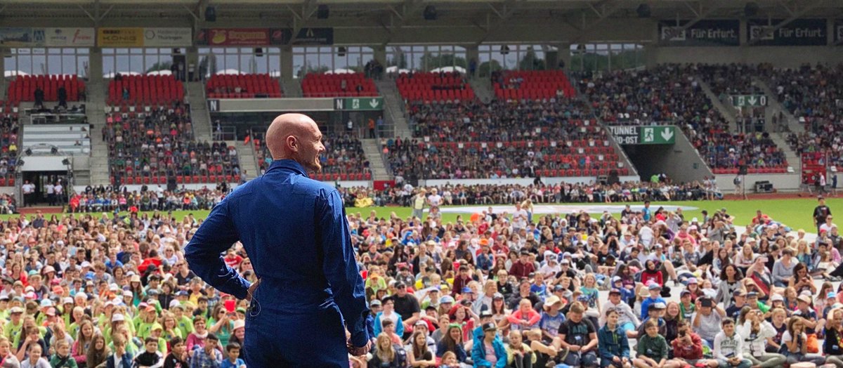 DLR_next's tweet photo. @Astro_Alex @hdg_museen Für uns immer noch ein ganz besonderer Gänsehaut-Moment: Am 7. Juni führten wir - zusammen mit @Astro_Alex und Ulf Merbold auf der Bühne - die #DLR_Raumfahrt_Show in Erfurt auf: vor 16.000 Kindern im Stadion plus abends 9000 weiteren Zuschauerinnen und Zuschauern. https://t.co/FtZW24hXB7