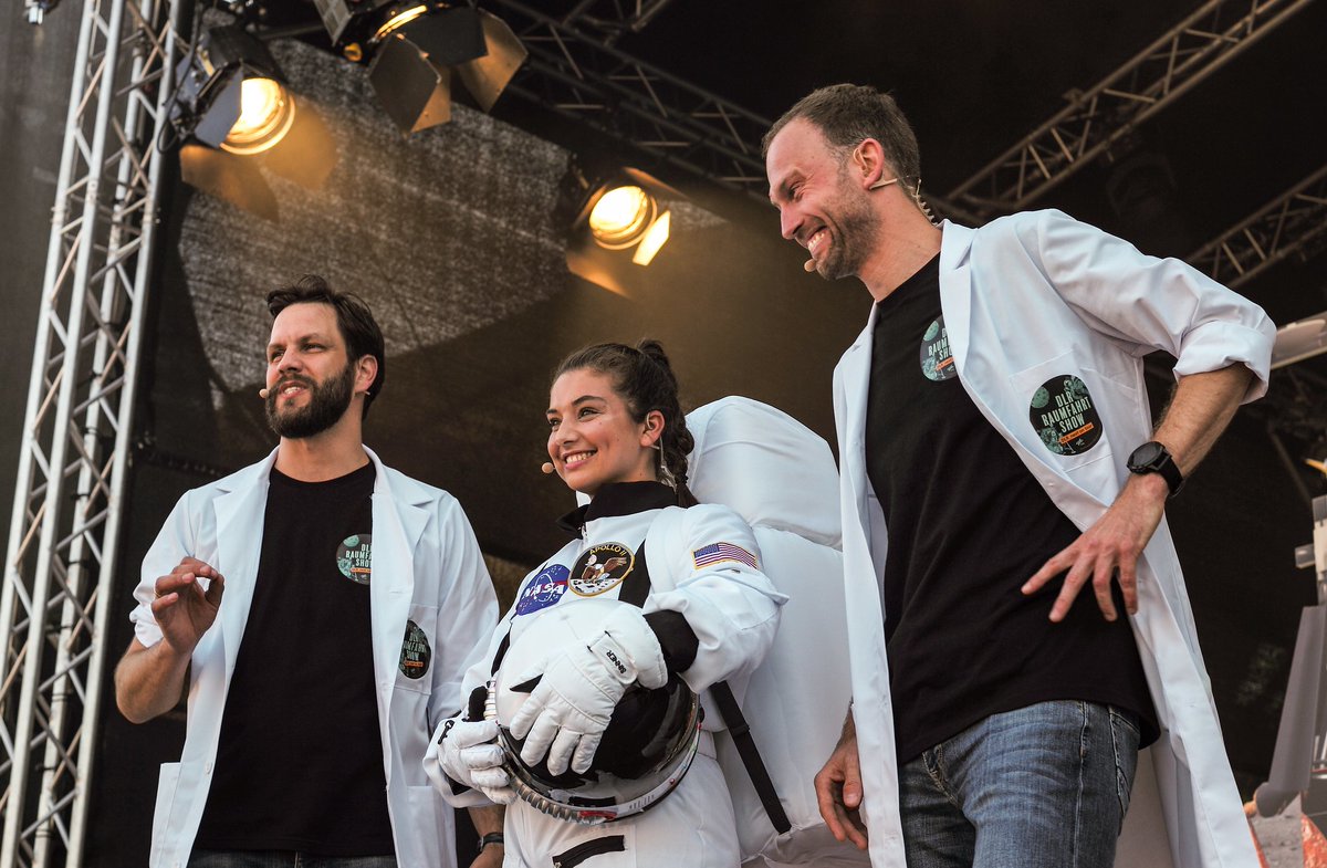 DLR_next's tweet photo. @Astro_Alex @hdg_museen Für uns immer noch ein ganz besonderer Gänsehaut-Moment: Am 7. Juni führten wir - zusammen mit @Astro_Alex und Ulf Merbold auf der Bühne - die #DLR_Raumfahrt_Show in Erfurt auf: vor 16.000 Kindern im Stadion plus abends 9000 weiteren Zuschauerinnen und Zuschauern. https://t.co/FtZW24hXB7