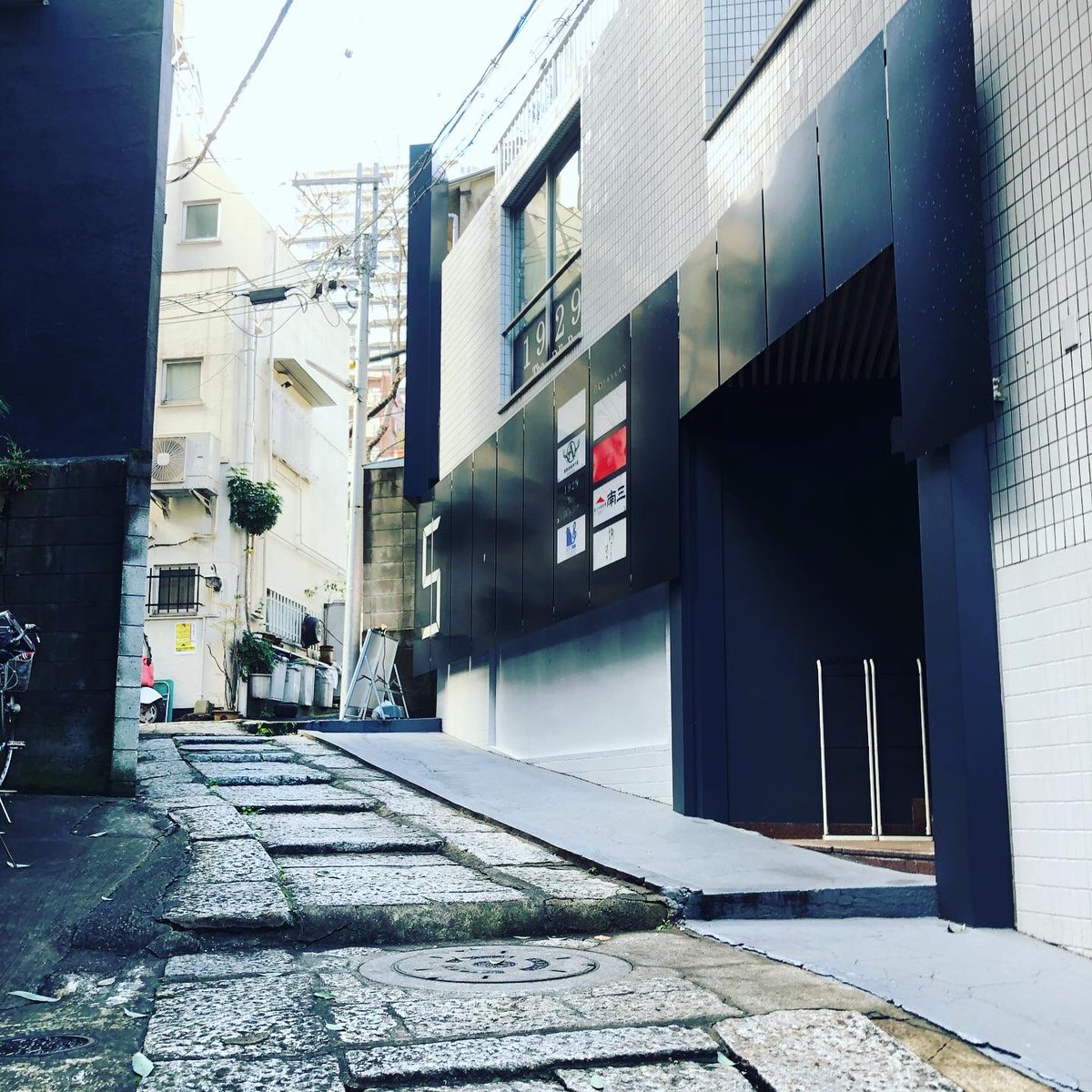 Hisahiko Shiraishi ランチ兼ねた打ち合わせで四谷三丁目駅付近の荒木町へ ここってこんなにおしゃれなところだったのか 美味しいとんかつをいただいてきました 荒木町 四谷三丁目 ちゃわんぶ