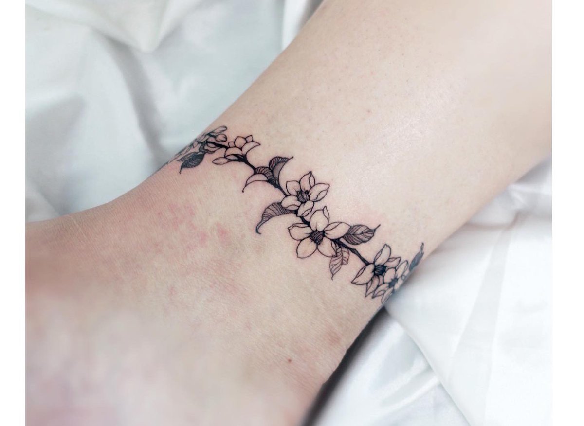 라인으로만 이뤄진 밝은 사과꽃

#발찌타투 #발목타투
#anklet #ankletattoo