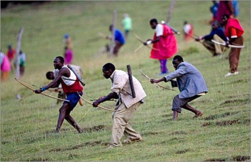 AfricanReports's tweet photo. #Kenya: At least 10 suspects arrested over renewed clashes in #Transmara and Heavy security forces deployed to quell tension in the area. The arrest coming just a day after fierce clashes erupted in the area leading to the death of three people. https://t.co/5HF79uuXHG