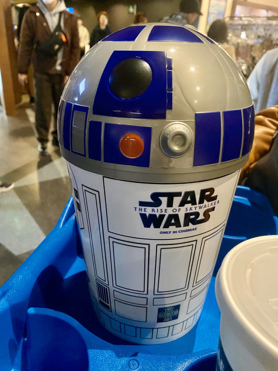 itsuptome__'s tweet photo. R2のポップコーンケースかわいすぎる。
#スターウォーズ https://t.co/PSNm2efwwX