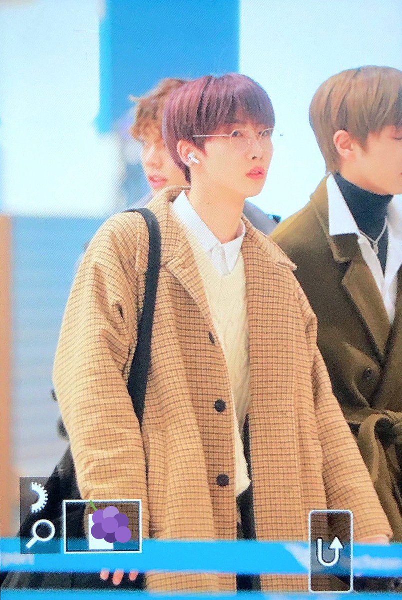 VERIVERY0810's tweet photo. 191223 ICN

아악 안경 

#VERIVERY #베리베리 #호영 #호영배 #호영아너가최고야 #더베스트!💜
@by_verivery https://t.co/gzjz148hIV