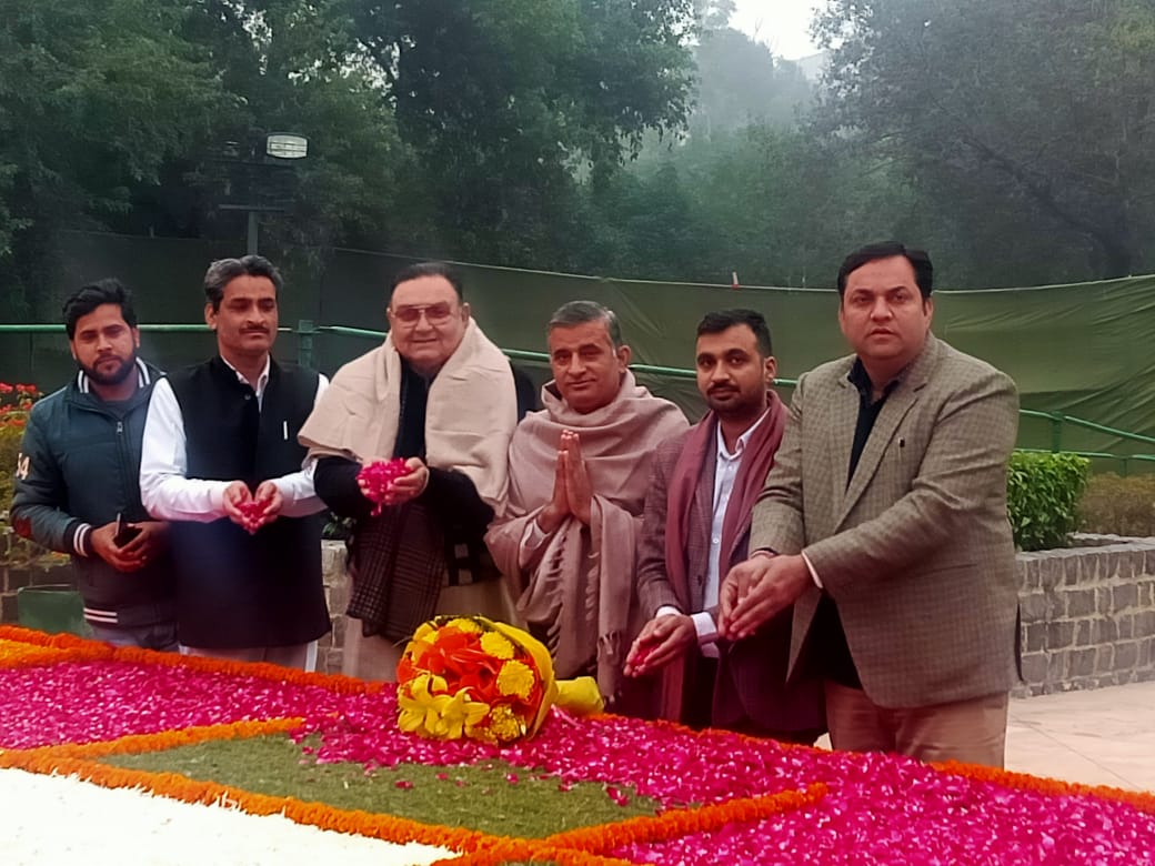 RaviRld's tweet photo. Today, paid homage to the great Chaudhary Charan Singh ji at Kisan Ghat with @jayantrld ji and #Charu_chaudhary ji.
@KunwarMathura @MalikBirpal @RLD_IT @RLDparty @rhythmthesur @APachehra @yadavakhilesh https://t.co/QWFSCuCBKz