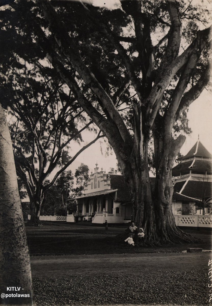 potolawas's tweet photo. Moskee te Garoet circa 1935.
•
📸: KITLV via 👉 @potolawas
•
#potolawas #potolawasgarut #garut #exploregarut #infogarut #visitgarut #pesonagarut #nagreg #nagrek #wisatagarut #garut #garutindah #garutkota #situ  #garutexplore #garuthits #potretgarut #garutbanget #masjidgarut https://t.co/XalgZRMAf7
