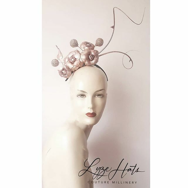 hatladylyze's tweet photo. 【ATHALIA】↷
PleaseTheObserver In
This Handmade Leather Blossomings Buds In Rose Gold With Swarovski Crystal Balls Adorned With Ostrich Quills.
.
.
.
.
.
.
.
#ForTheConfidentWoman #ForThatWomanWithStyle
#LeatherFlowers
#Petals
#Blossoms
#Bespoke
#… https://t.co/5BDWHpB0Ik https://t.co/jvXNsJcWci