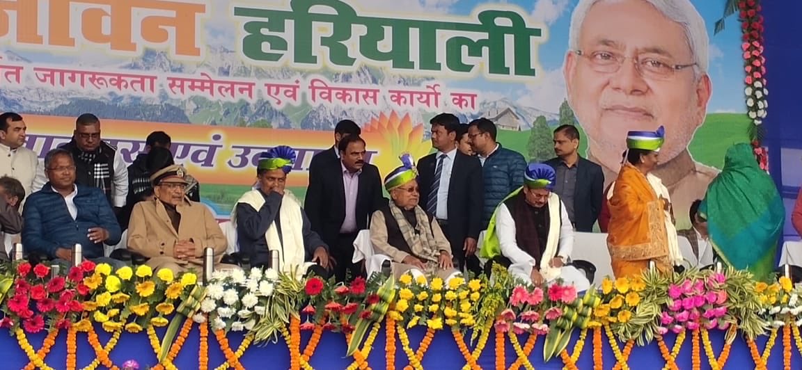 ranarandhirbjp's tweet photo. शिवहर के समाहरणालय मैदान में माननीय मुख्यमंत्री श्री नीतीश कुमार जी @NitishKumar की जल जीवन हरियाली अभियान अन्तर्गत जागरूकता सम्मेलन एवं विकास कार्यों का शिल्यान्यास एवं उद्घाटन कार्यक्रम में  शामिल हुआ ।@SushilModi @BJP4Bihar @BJP4India https://t.co/ci33P1Ra3A