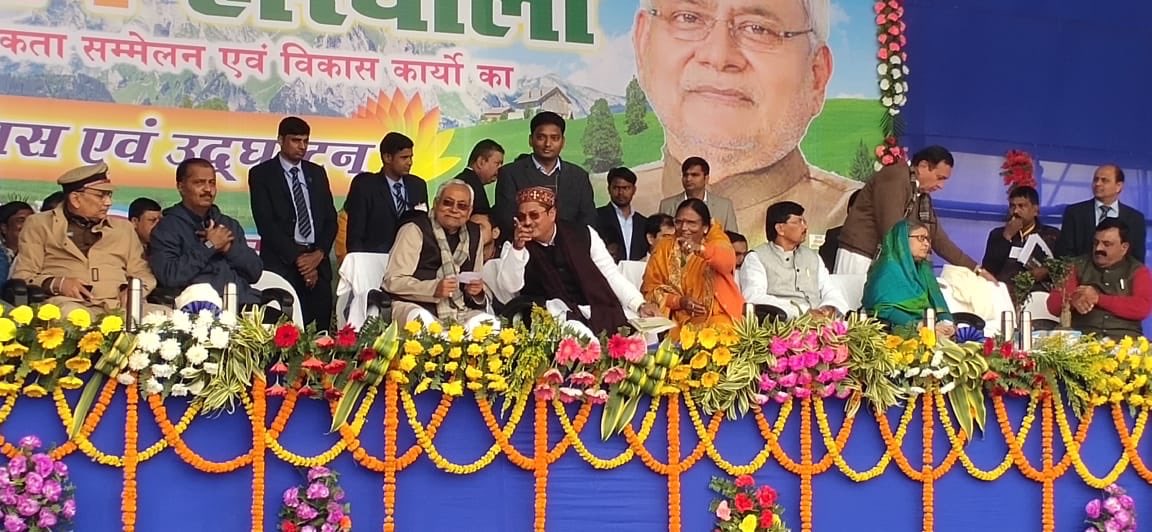 ranarandhirbjp's tweet photo. शिवहर के समाहरणालय मैदान में माननीय मुख्यमंत्री श्री नीतीश कुमार जी @NitishKumar की जल जीवन हरियाली अभियान अन्तर्गत जागरूकता सम्मेलन एवं विकास कार्यों का शिल्यान्यास एवं उद्घाटन कार्यक्रम में  शामिल हुआ ।@SushilModi @BJP4Bihar @BJP4India https://t.co/ci33P1Ra3A