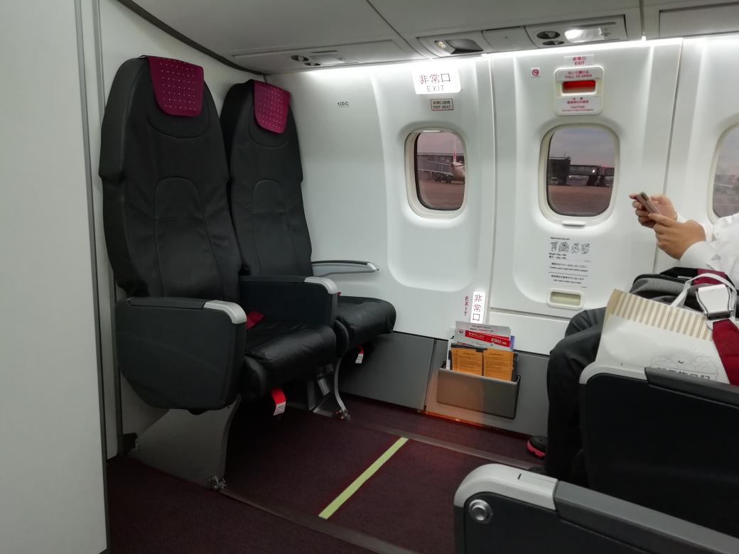 平安急行 On Twitter 飛行機に搭乗 Atr42なんてバンコク ヤンゴンで乗って以来だなぁ 後ろのドアから乗る飛行機も珍しいと思う それよりも特徴的なのは1cd 2cdのボックス席だ 列車みたいに4人向かい合わせで座れるので グループ旅行だと楽しそう
