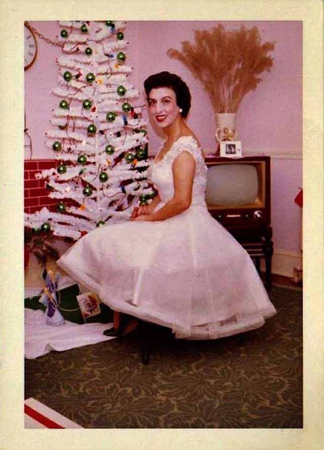 ELLAMERICANO's tweet photo. #AquellosMaravillososAños y el arbol de Navidad 😅 
https://t.co/U2jjHfUYgV
#FelizNavidad #Navidad #ElAmericano #Vintage https://t.co/tGBYIbUOIt