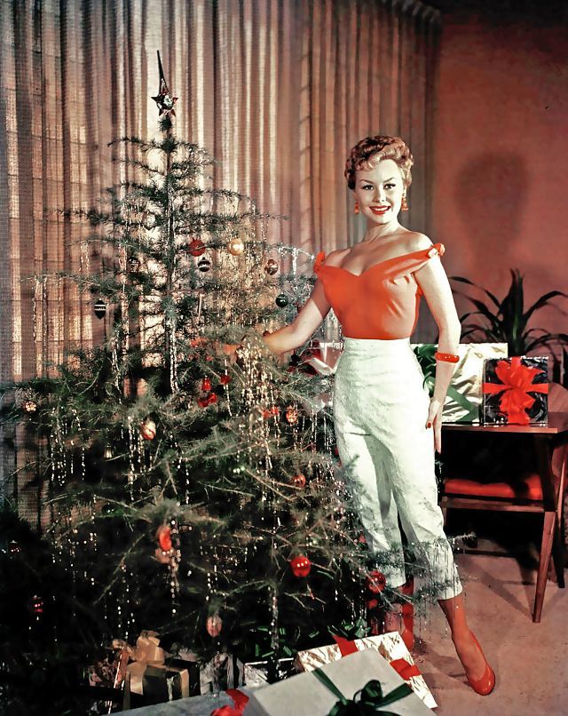 ELLAMERICANO's tweet photo. #AquellosMaravillososAños y el arbol de Navidad 😅 
https://t.co/U2jjHfUYgV
#FelizNavidad #Navidad #ElAmericano #Vintage https://t.co/tGBYIbUOIt