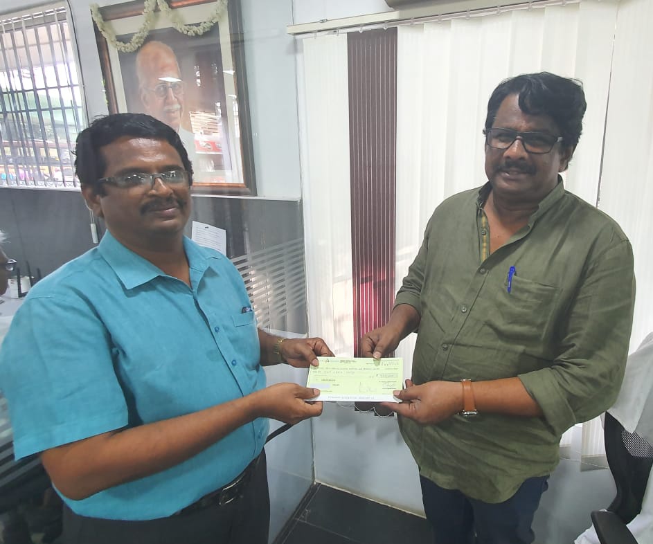maiamofficial's tweet photo. நாகை மாவட்டம் மயிலாடுதுறை திரு வெங்கட்ரமணன் அவர்கள் தன் மகள் செல்வி சக்தி ஷிபாலி மருத்துவ படிப்பிற்கு நம்மவர் அவர்களிடம் உதவி கேட்டதற்கு இணங்க நமது கட்சியின் உறுப்பினர் லண்டன் கண்ணன் அவர்கள் முயற்சியால் திரட்டப்பட்ட ரூபாய் ஒரு லட்சம் உரியவரிடம் வழங்கப்பட்டது.
#MakkalNeedhiMaiam https://t.co/lMemFEuR0S