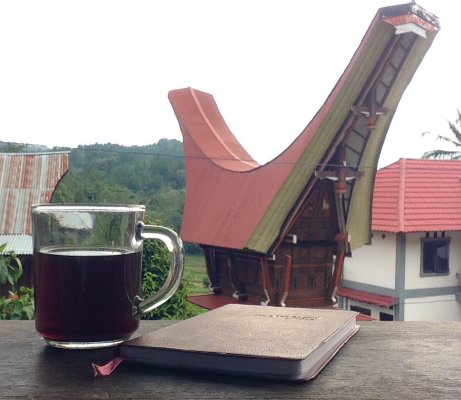SafwanColleng's tweet photo. Kopi pekat khas serta cerita klasik yang unik tana Toraya 
.
.
.
#toraja 
#torayamaello 
#torajacofee https://t.co/ejNwjK3r9O
