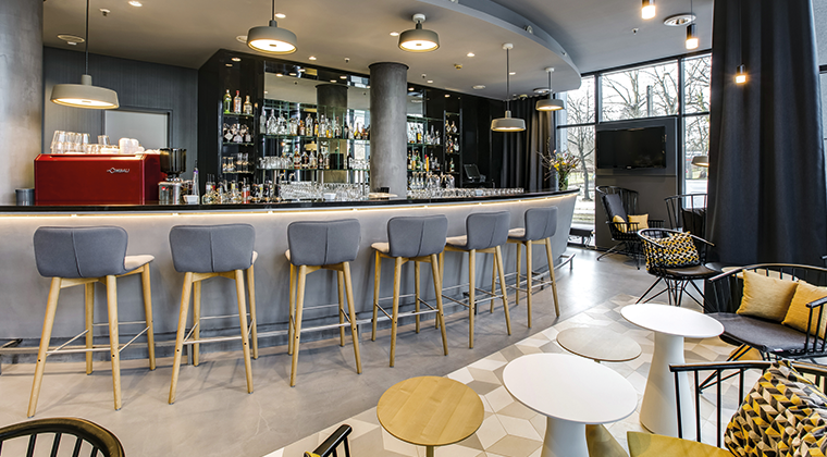NHHotels's tweet photo. Our #HotelOfTheWeek NH Berlin Alexanderplatz located in the colorful Friedrichshain. A peaceful option where you can wake up to the view of Frankfurter Tor or enjoy a walk in the modern artistic streets of Berlin. #alwaysconvenient https://t.co/8Wskgk3LY5 https://t.co/Ovl63j9mhN