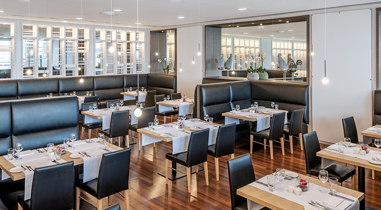 NHHotels's tweet photo. Our #HotelOfTheWeek NH Berlin Alexanderplatz located in the colorful Friedrichshain. A peaceful option where you can wake up to the view of Frankfurter Tor or enjoy a walk in the modern artistic streets of Berlin. #alwaysconvenient https://t.co/8Wskgk3LY5 https://t.co/Ovl63j9mhN