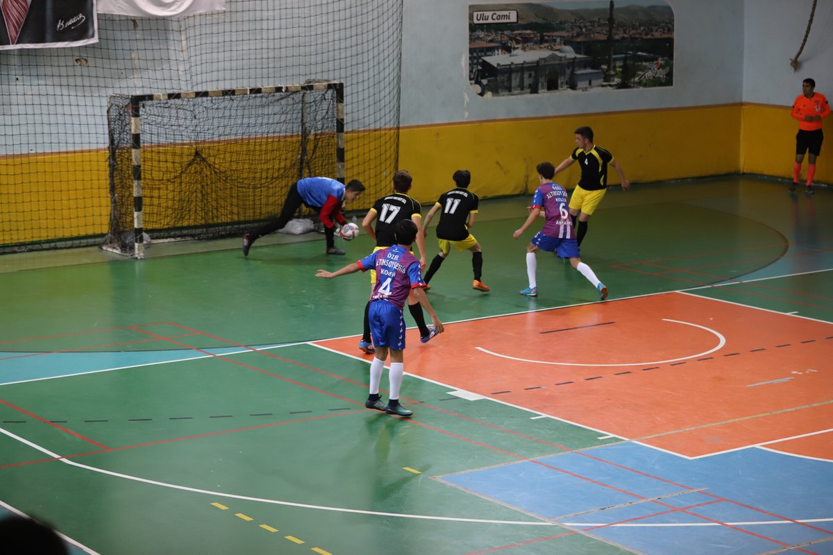 Okullar arası genç erkekler futsal il birinciliği müsabakaları Dağılgan spor salonunda devam ediyor.
<a href="/hamzayerlikaya/">Hamza Yerlikaya 🇹🇷</a> <a href="/mehbaykan/">Mehmet Baykan</a>