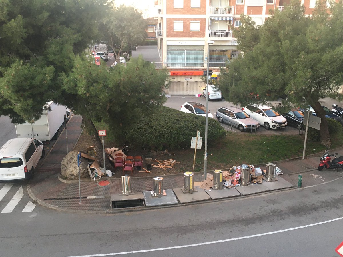 albertomatoes's tweet photo. Antes y después de pasar los servicios de limpieza de ⁦@Montgat⁩ hoy por el Turó. Ahora se están repartiendo todos los papeles restantes por todo el barrio. ¿Para cuándo un replanteamiento de la esquina de la basura más vergonzosa de todo el pueblo? https://t.co/p9alDhWzSe