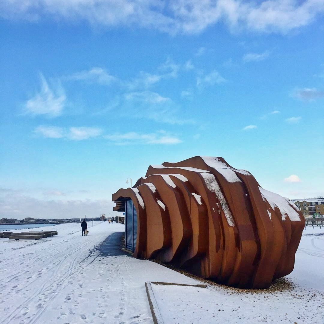 littlehamptonw's tweet photo. Seasons Greetings Everyone! 🎄
-
The @eastbeachcafe, designed by #thomashetherwick, after snow fell on the beach! We think the weathered corten steel we fabricated looks amazing in contrast #HappyChristmas #snowday #steelwork https://t.co/yKcX01bn1y