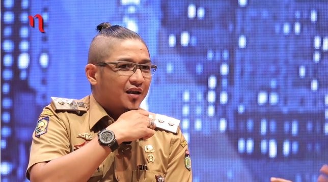 SammiSoh's tweet photo. Gak tahu kenapa, tiap kali lihat Pasha Ungu, rasanya nyesel lihat, cannot unsee. Dari rambut &amp; caranya berpakaian kayaknya udah hebat kali padahal sdh ada aturan berpakaian ASN di publik.

Pernah lihat anak2nya berkeliaran lari2 di panggung resmi, didiemkan

Jgn2 cuma gw yg kolot https://t.co/QHyO1E1oLw
