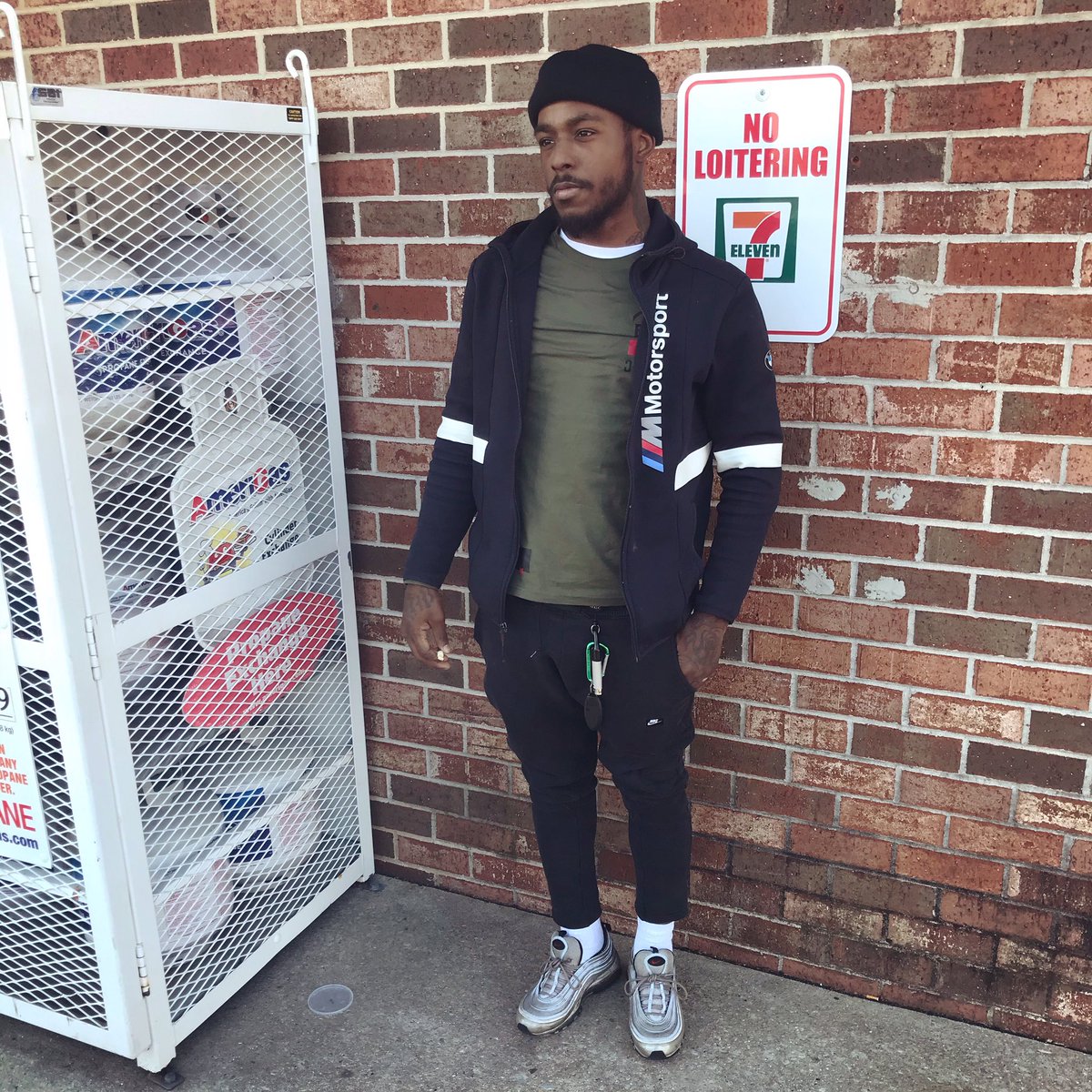 Deniro_'s tweet photo. OnlyTheStrongSurvive 🦍 https://t.co/r8nxoL5E2x