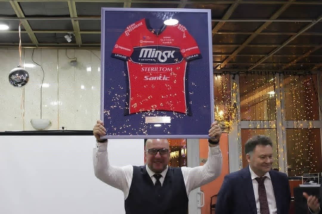 RCE2007's tweet image. На предновогднем заседании клуба руководителей «Диалог» получили замечательный подарок от Велосипедного клуба «Минск» — майку клуба сезона 2019 года.
⠀
Благодарим Алексея Иванова за уникальный презент👍