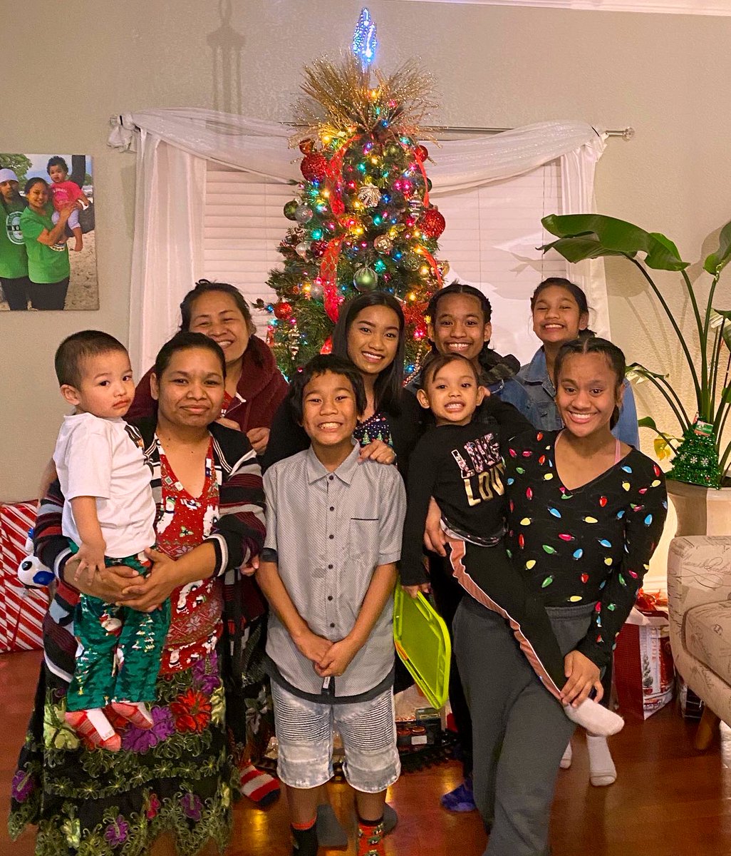 jus_tee_na_'s tweet photo. Idk where all the guys went, but Iโm thankful for this bunch ๐ค๐ #giftexchange #dadside #HappyHanukkah #HappyChristmas https://t.co/kXNNlGnUUL