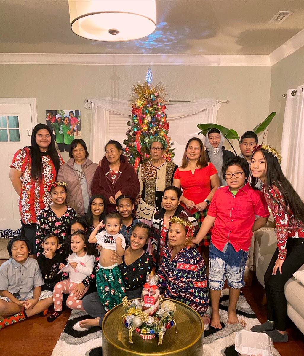 jus_tee_na_'s tweet photo. Idk where all the guys went, but Iโm thankful for this bunch ๐ค๐ #giftexchange #dadside #HappyHanukkah #HappyChristmas https://t.co/kXNNlGnUUL