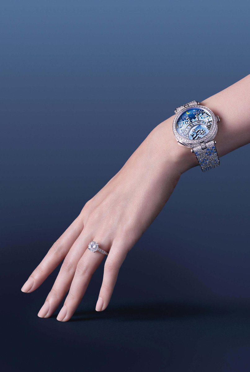 cotedesmontres's tweet photo. #Lady #Arpels Pont des #Amoureux
• #Complications #Poétiques
• Un mouvement au service de l’#amour
• Tendres #Saisons
@vancleefarpels #LadyArpels #PontdesAmoureux #ComplicationsPoétiques
https://t.co/I89Iptewfx https://t.co/KtBUt2xFmT
