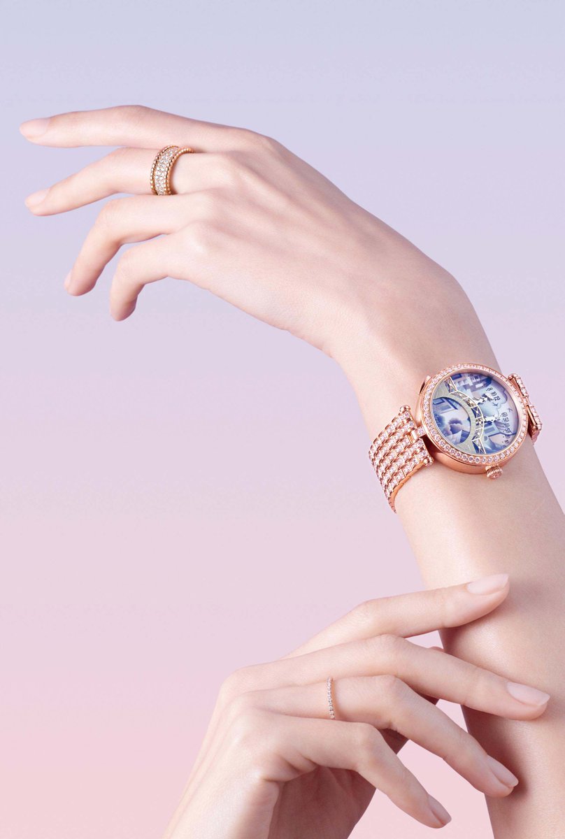 cotedesmontres's tweet photo. #Lady #Arpels Pont des #Amoureux
• #Complications #Poétiques
• Un mouvement au service de l’#amour
• Tendres #Saisons
@vancleefarpels #LadyArpels #PontdesAmoureux #ComplicationsPoétiques
https://t.co/I89Iptewfx https://t.co/KtBUt2xFmT