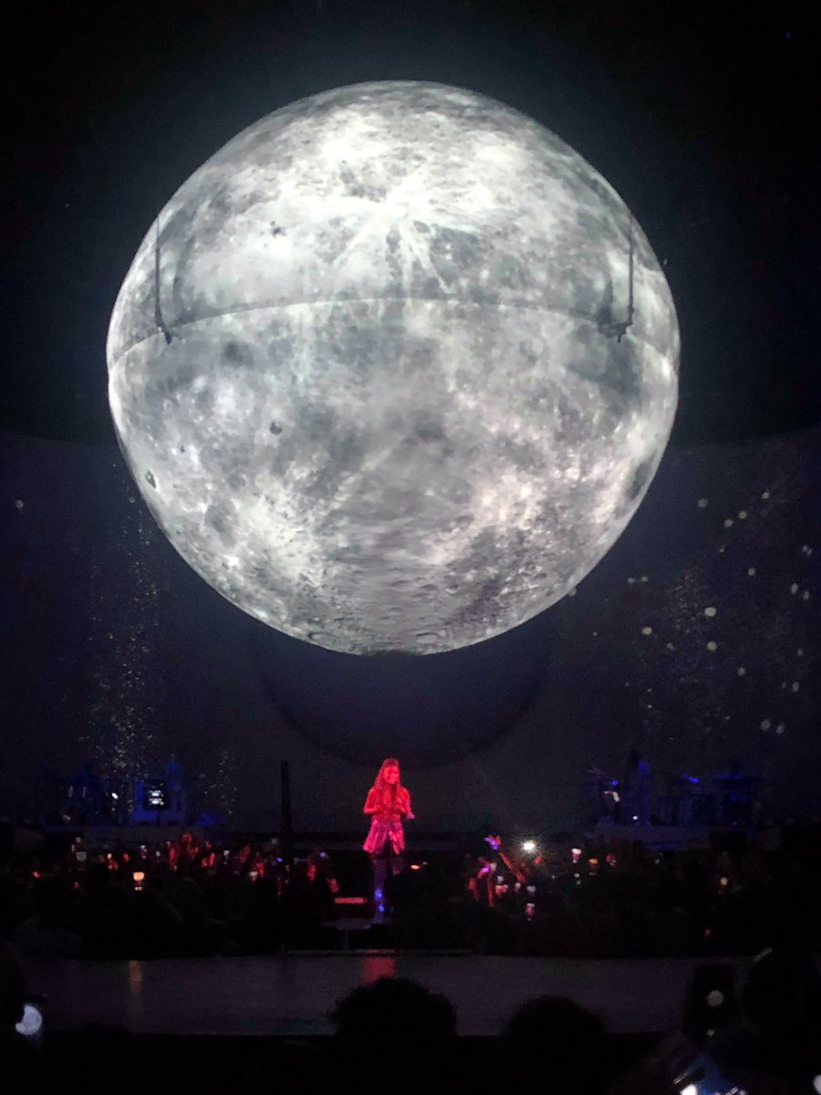 SidonieGordy's tweet photo. Voici mes plus belles photos du #SWTMemories 28.08.19 Paris @ArianaGrande thank u https://t.co/RaKFZERhsM