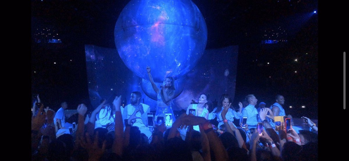 SidonieGordy's tweet photo. Voici mes plus belles photos du #SWTMemories 28.08.19 Paris @ArianaGrande thank u https://t.co/RaKFZERhsM