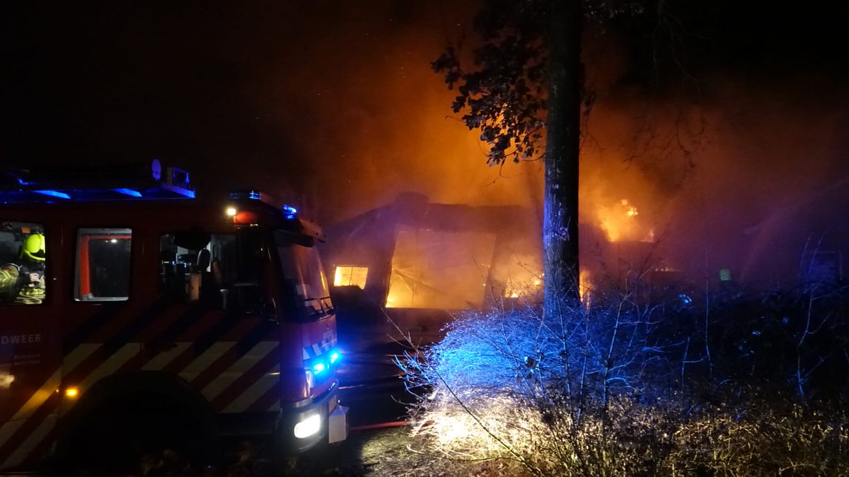 De politie houdt er rekening mee dat de verwoestende brand die vanochtend vroeg een loods op een bungalowpark in Medemblik in de as legde, is aangestoken..