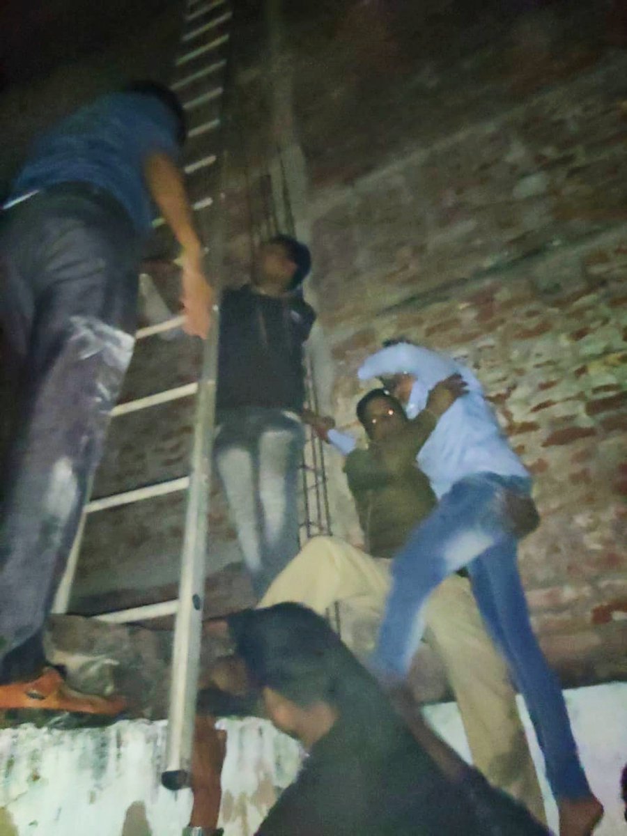 raebarelipolice's tweet photo. रायबरेली के लालगंज थानाक्षेत्र अन्तर्गत कपड़े की दुकान में आग लगने की सूचना पर पुलिस अधीक्षक रायबरेली @swapnilmamgain के निर्देशन में प्रभारी निरीक्षक लालगंज श्री विनोद कुमार सिंह द्वारा तत्काल पुलिस बल के साथ मौके पर पहुँचकर मकान में फंसे परिवार के 04 सदस्यों को सकुशल बचाया https://t.co/Or3qYK8kTs
