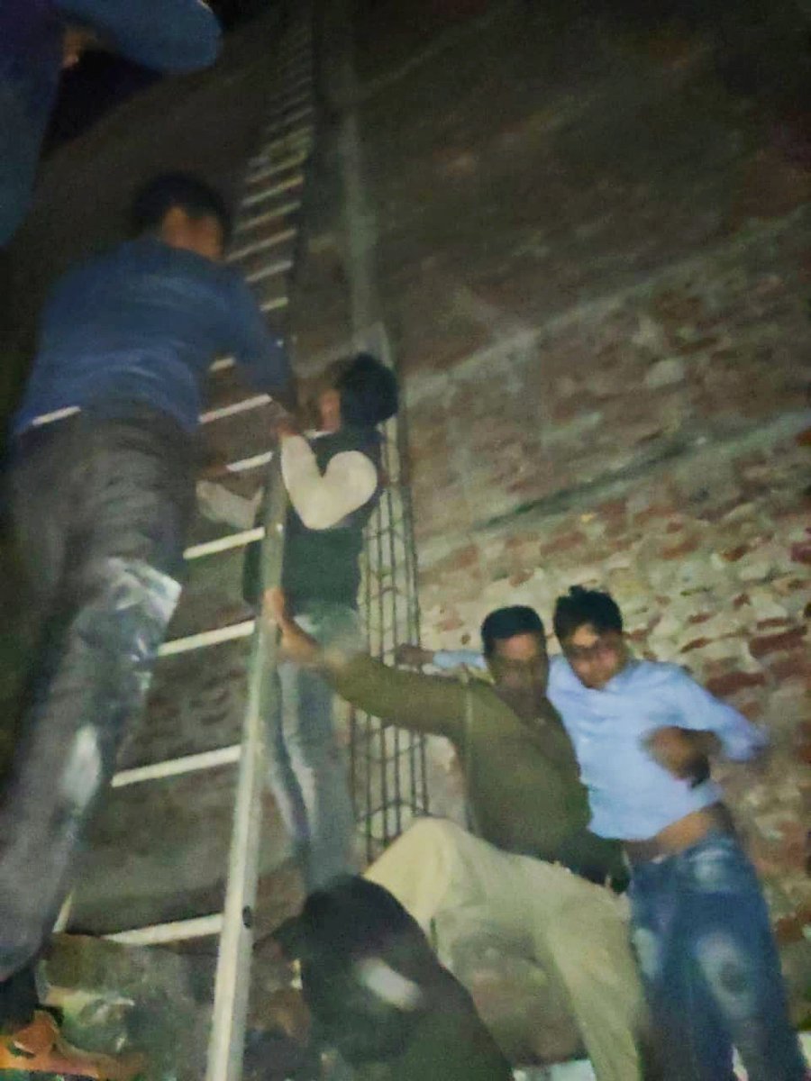 raebarelipolice's tweet photo. रायबरेली के लालगंज थानाक्षेत्र अन्तर्गत कपड़े की दुकान में आग लगने की सूचना पर पुलिस अधीक्षक रायबरेली @swapnilmamgain के निर्देशन में प्रभारी निरीक्षक लालगंज श्री विनोद कुमार सिंह द्वारा तत्काल पुलिस बल के साथ मौके पर पहुँचकर मकान में फंसे परिवार के 04 सदस्यों को सकुशल बचाया https://t.co/Or3qYK8kTs