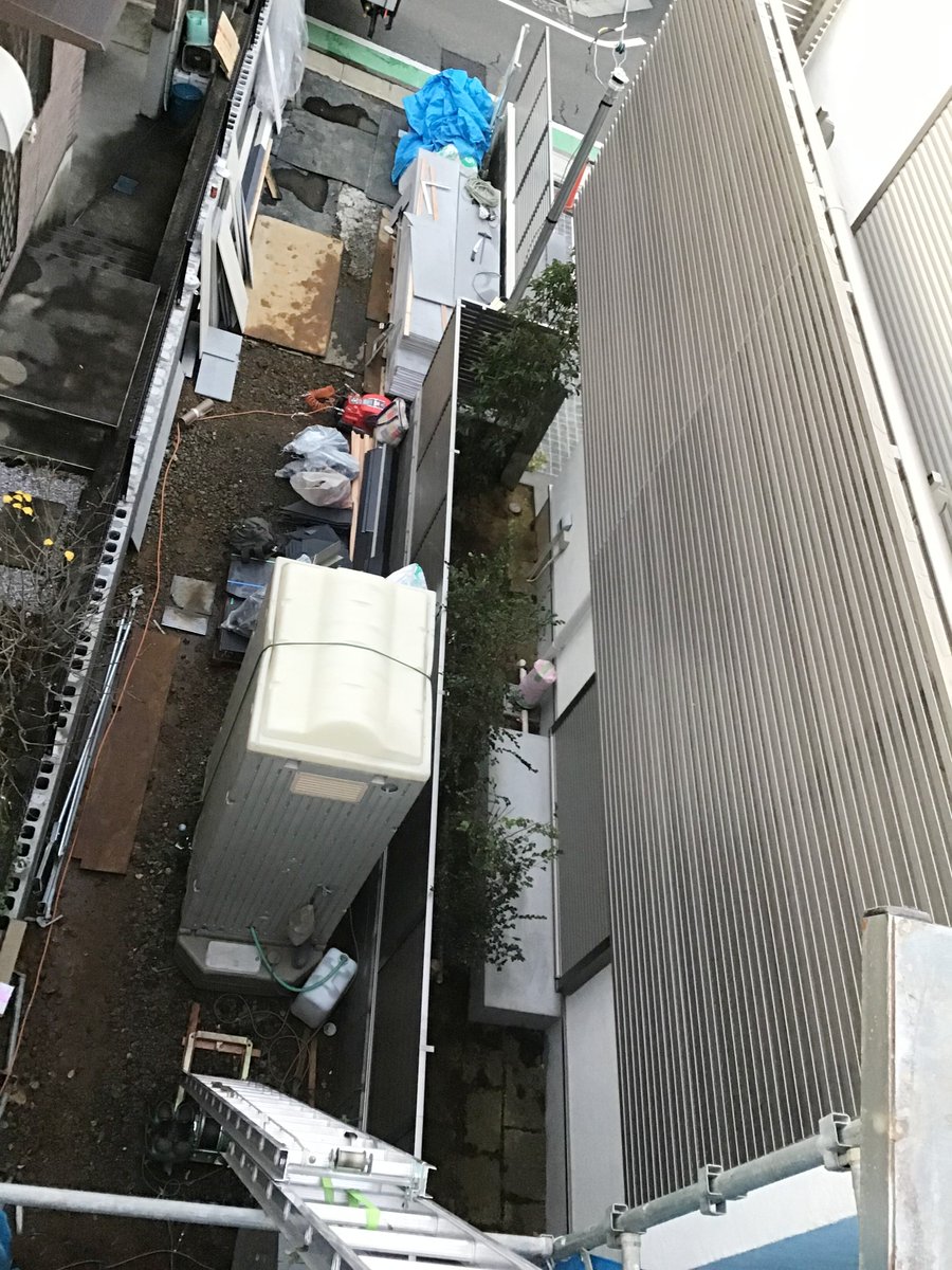 rms_minamifuji's tweet photo. RMS5、6
都内の狭小現場です。
前々回一緒だった外壁屋さんとまたお会いしました。
何とか譲り合って施工を進めていきます🔨
#ルーフマイスタースクール #RMS5 #RMS6
#都内 #狭小現場 #200ツイート目 https://t.co/7fcPmvhXjd