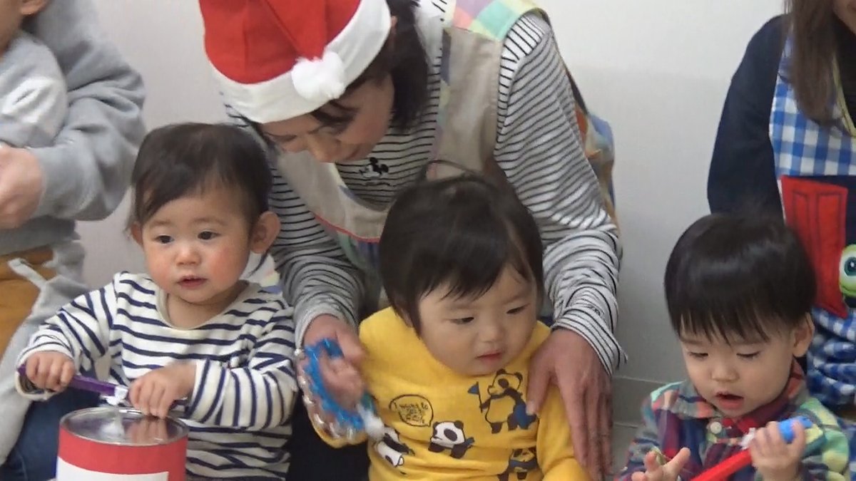croire1986's tweet photo. 保育園にサンタさんが来てくれました🎅🎄
サンタ���んが登場すると緊張気味の子どもたちでしたが、音楽に合わせて鈴やマラカスなどで演奏しサンタさんに披露🥁🎶そのお礼にサンタさんからプレゼントをもらったりして楽しい時間となりました🎁✨
#クロワール保育園みやぎの
#クリスマス会
#音楽演奏 https://t.co/yZzllUqZoh
