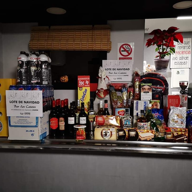 Hoy es el gran día!. Esta noche en bar los CATETOS y coincidiendo con el sorteo de la Once, se rifa la cesta de regalitos perfecta para esta Navidad en beneficio de UNIPER, todo lo recaudado se donará a esta asociación.
Suerte a tod@s!!!y mil gracias.