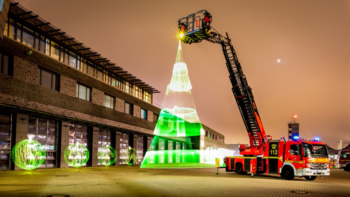 Die #Feuerwehr #Mülheim wünscht Allen „#Frohe #Weihnachten “ Danke an den Fotografen Stefan Holtbecker geleuchter.de
 
#einsatzfuermuelheim #mülheim112 #advent #mhruhr #weihnachten2019 #wirrettenweihnachten