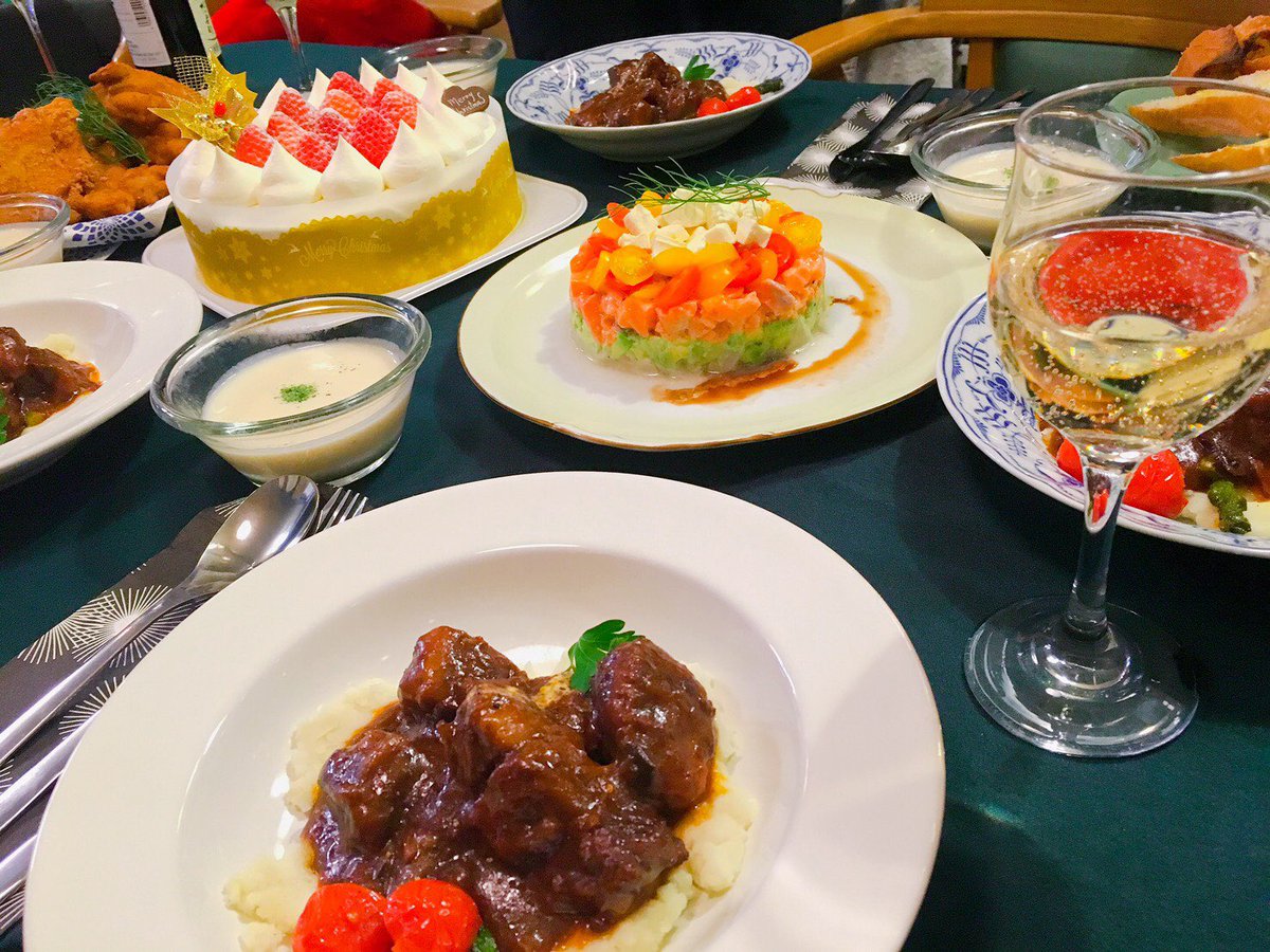 稲葉 くーりすまっすが今年もやーってくるー 献立は牛肉の赤ワイン煮 カブのポタージュ サーモンとほたてとアボカドのミルフィーユマリネ チキンとケーキは買ってきました 赤ワイン煮 味見ながらチョコとか適当に入れつつ作ったらうまくいったで٩ ᐛ و