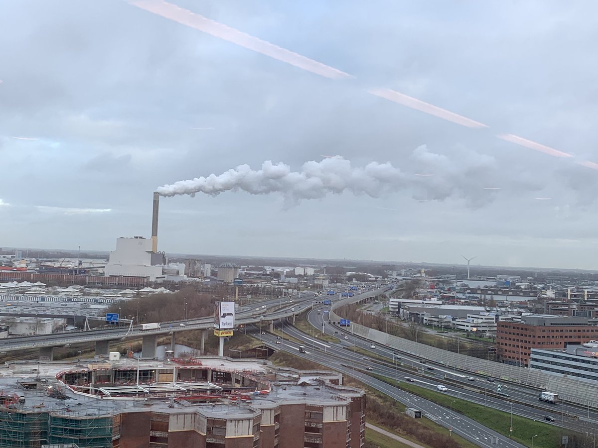 dienko_dijk's tweet photo. Nu nog volop in bedrijf. Om 11.00 uur echt verleden tijd? #Hemwegcentrale #kolencentrale @hemwegcentrale https://t.co/dL4njUhoo2