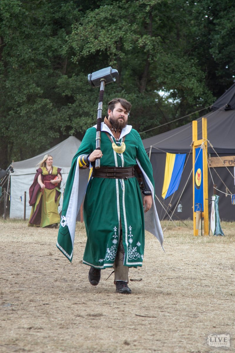 #ドイツLARP コンクエストの写真。

おまえ…魔法使い…だろ…?

(コンクエストLARPでは職業などによる武器の制限はありません)

(でもこう、この納得いかない感)