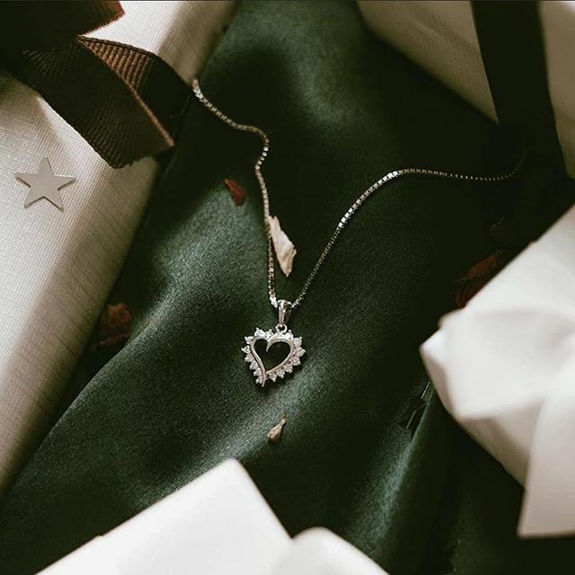 MesterSandberg's tweet photo. Gled den du er glad i med et hjerte av gull og diamanter💓 @mestergull 
___________________________
#mestergull #gavetips #hjerte #diamanter #gull #hvittgull #gold #diamond #heart #love #christmas #happy #gift #gave #gavetids https://t.co/C7opvLoo2c https://t.co/RqD3C1Twtd