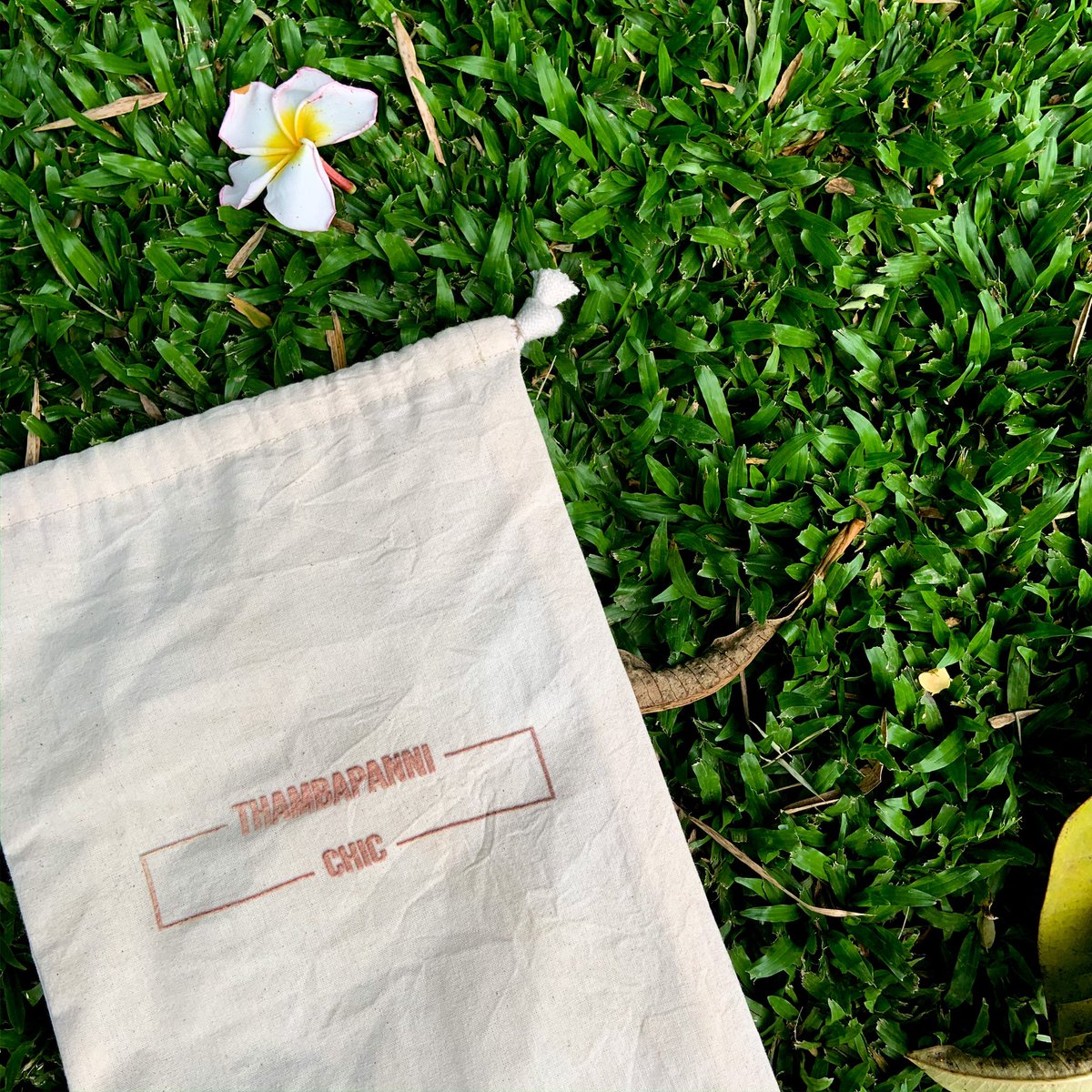 BooteekSL's tweet photo. Love the chic packaging we do for @thambapanni_chic 💁🏻‍♀️ Simple and Eye catchy 😍 

P.s - These drawstring bags are stitched and printed in-house!  

#booteeksl #madebywomen #socialenterprise #womenempowerment #drawstringbags #packaging #ethicalpackaging #environmentallyfriendly https://t.co/vLz2N4Pcbf
