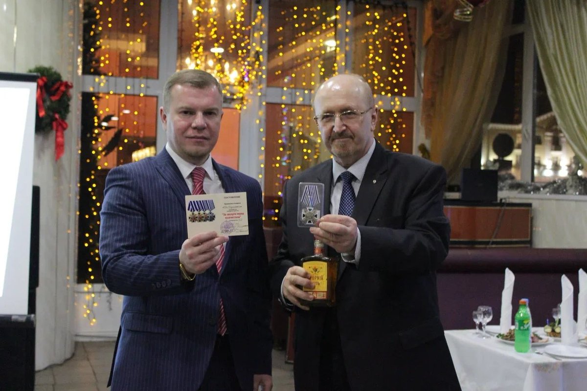 RCE2007's tweet image. 19 декабря  Председатель ВКС РКП В.Н. Карягин приказом Атамана МКО ВБКВ Генерала-майора И.Г. Алексеева был награждён наградным крестом «За заслуги перед казачеством» 4-ой степени за большой вклад в деловозрождении и становлении казачьего движения.